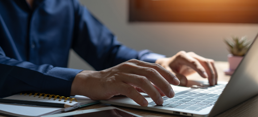 Werkende man op laptop close-up handen